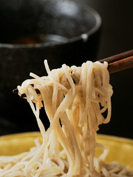 信州の旬の食材を使ったコースは5～6品でおそばも付きます。