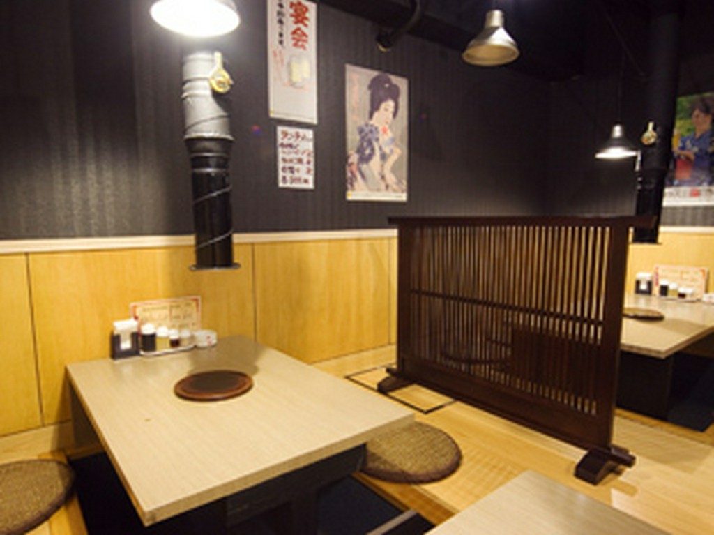 掘りごたつの個室スペースは10～14人の宴会ができます