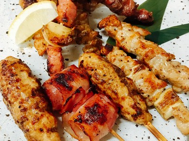 備長炭で焼く串焼き盛合せ