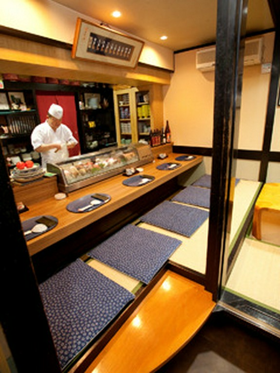 落ち着いた雰囲気の店内で