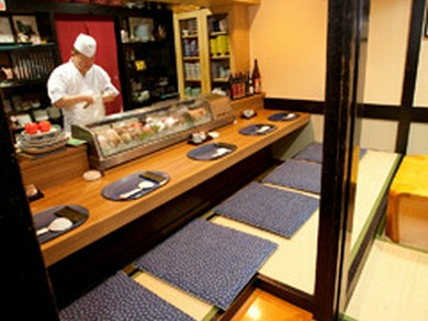 落ち着いた雰囲気のカウンターもございますので是非ご来店下さい