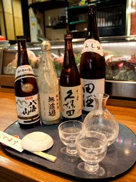 日本酒も色々揃えております。