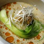 ゴマの風味が香る濃厚スープにピリリとした辛味がアクセントに。人気の冷麺。