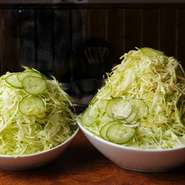 こんもりと盛られた千切りキャベツはぜひ焼肉のお供に。プチはおひとり様、小はお二人で、大は大人数での宴会向きですそれぞれ選べるスタイル。