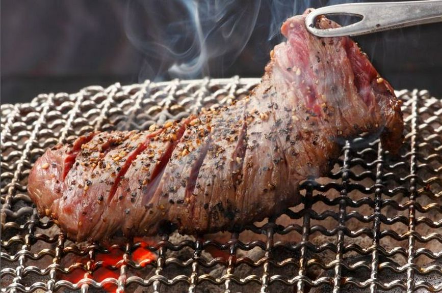 鮮度の良い肉を炭火で堪能!