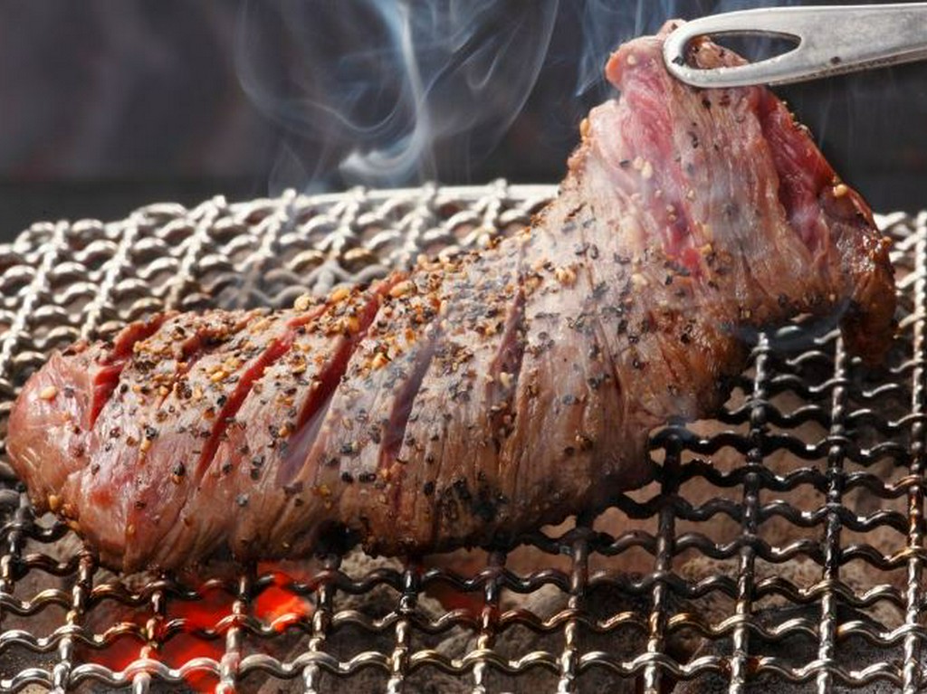   鮮度の良い肉を炭火で堪能！