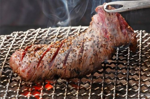   鮮度の良い肉を炭火で堪能！