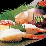 堂々とした風格漂う、釧路市栄町にある「日本料理　くしろ都寿司本店」。地場産にこだわって、足で選んだ鮮度の高い魚介を職人の伝統の技でさらにおいしく提供してくれます。