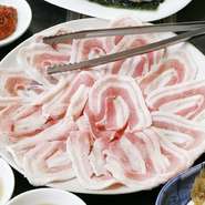 最近人気が高くなってきましたが、当店でも『サムギョプサル』が自慢です。カリカリに焼く豚バラは、南州黒豚など、脂身が甘く、身にしっかり味がある国産豚、国産の新鮮なサンチュなどを使用しています。