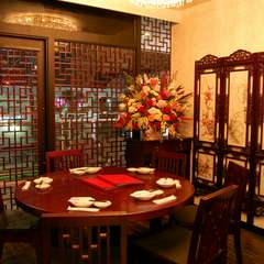 円卓個室はシャンデリアが輝いてゴージャスな雰囲気。