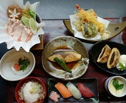 祝14周年のスペシャル御膳をご用意致しました。
豚しゃぶしゃぶ鍋・寿司3貫・ぶりの照り焼き・天ぷら・茶碗蒸し・味噌汁・どら焼き天ぷらとアイスクリーム。ご好評のため、11月30日（日）までの延長販売です。