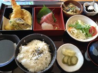 天ぷら・刺身・サラダ・ご飯・香の物・汁物・ミニデザート