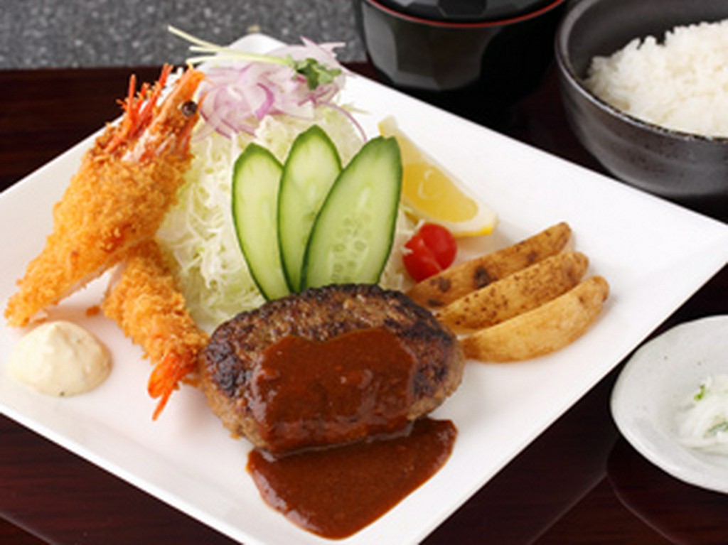 「ハンバーグエビフライプレート」洋食メニューもございます