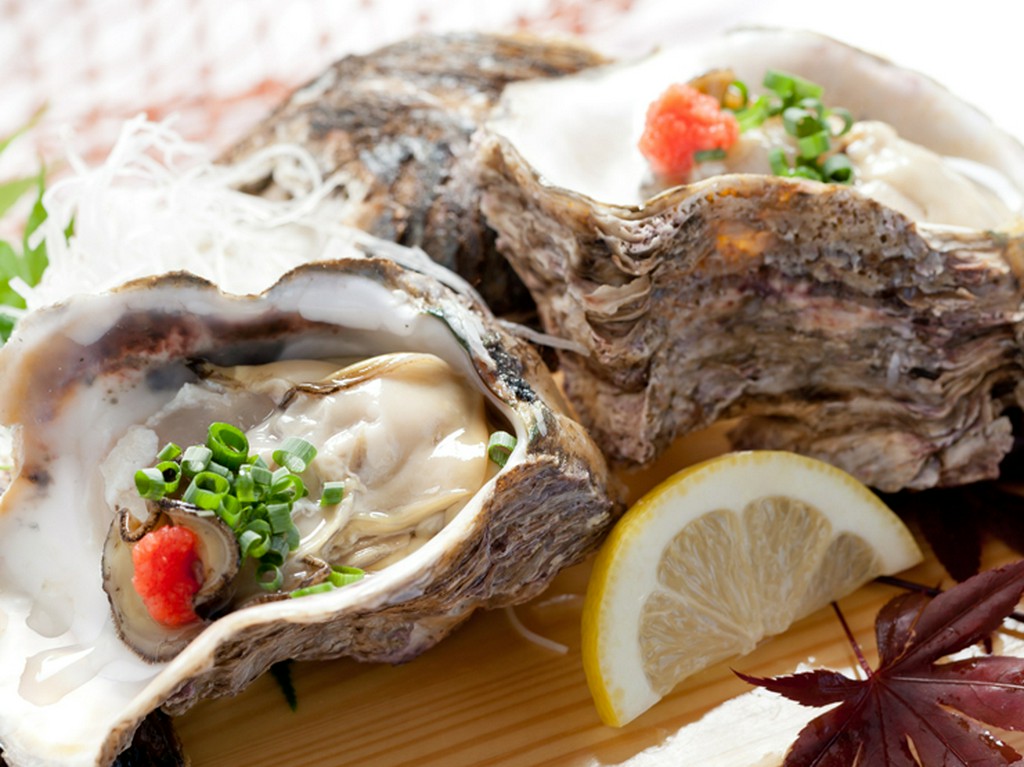 肉厚でプリプリ、濃厚な味わいが特徴の岩ガキは5月～8月が旬。