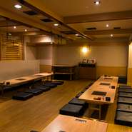 靴を脱いで上がれる小上がり座敷は、くつろぎのある広々とした落ち着きのある空間が広がります。全席IHヒータ－を完備なので、小さなお子様連れのお客様にも安心して利用できます。