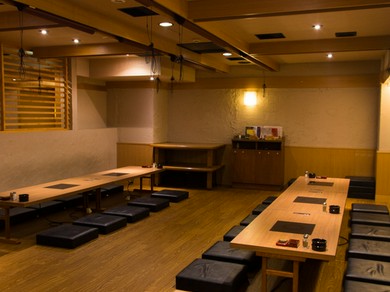 木を基調とした広々とした店内は、くつろぎの空間が広がります
