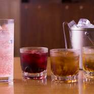 左から、ダイキリ、梅酒3種（甘みを抑えた黒梅、フルーティな味わいの赤梅、定番梅酒の紀州梅）