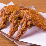 特製のタレに1晩漬け込み、翌日に揚げます。お客様に提供する前に二度揚げして、粉山椒を振りかけて提供。パリッと芳ばしい香りと、さっぱり甘めのタレ、山椒のピリ辛が三位一体のハーモニーを生み出しています。