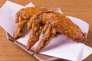 特製ダレに1晩漬け込んだ『鶏手羽の甘辛揚げ』