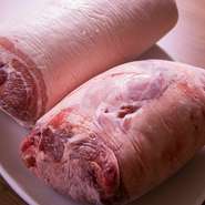 ラム肉は、ニュージーランド産高級品質の旨みが強い肩ロース部分。ラム特有のクセが少なく、食べやすいと評判です。三元豚は、カナダ産のハーブ豚のバラ肉を使用。どちらも食べやすく箸の進むお肉です。