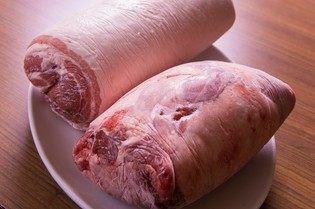 「ニュージーランド産の高級ラム肉」「カナダ産三元豚」