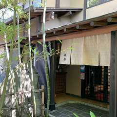名鉄新安城駅の北口を出て、西に向かって約15分の立地です