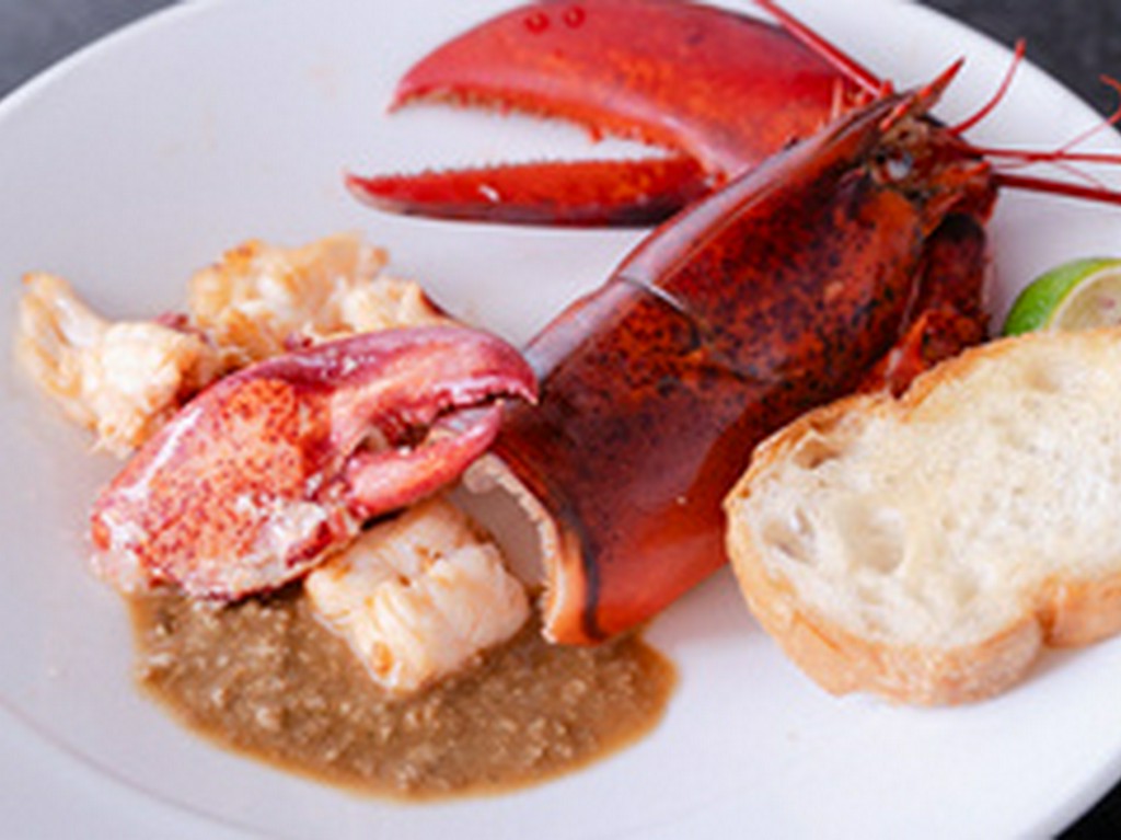 甘くてプリプリの食感の『活けオマール海老の蒸し焼』（1本）