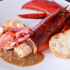 甘くてプリプリの食感の『活けオマール海老の蒸し焼』（1本）