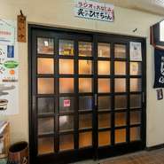 JR呉駅から徒歩10分、レンガが敷き詰められた呉の商店街である「れんがどおり」。通りから一本路地を入ったところにあるのが【焼肉ふじや】です。ビル2階にある隠れ家のような焼肉店です。