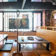 店内にはゆったりと過ごせる座敷席が用意されています。地元の会合や宴会利用で活躍する地域密着型の一軒。焼肉のほか、アルコールメニューも豊富なので、ママ会・女子会にもオススメです。