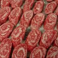 スライスされた肉を何層にも重ねた逸品『ミルフィーユスライス』。香辛料などを使わず、肉本来のおいしさを味わえる、店主こだわりの逸品です。職人技から生まれた一皿。
