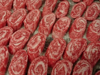 職人技から生まれた一皿。肉本来のおいしさを味わえる、店主こだわりの逸品『ミルフィーユスライス』