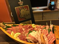 肉の舟盛り おまかせ まるで呉をイメージしたかのような 演出です 呉の海軍からイメージしました正に呉をイメージです(笑)
どこにもない そして 品質は呉一 でしょ
自信の舟盛りを 堪能あれ。