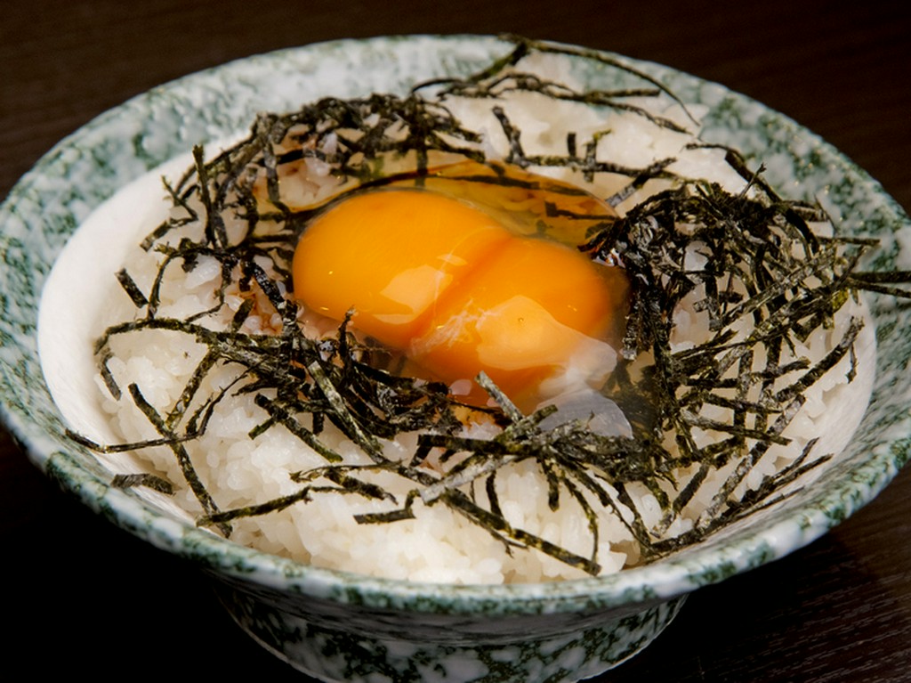 濃厚で甘みがある、店自慢のモンスター玉子。玉子のおいしさをダイレクトに『たまごがけご飯（TKG）』