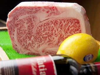 きめ細やかな霜降りを贅沢にステーキで。サシと赤身の絶妙なバランス『特選ロース』