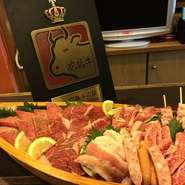運営しているのは同じ呉市内にある精肉店「ふじや食肉店本店」。徹底した鮮度管理と、職人による精肉の熟成にこだわっています。店主自らが、さまざまな部位のおいしい肉を毎日仕入れています。