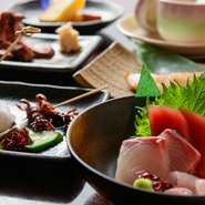 コース料理のご予約は３名様からとなっています／前日までの予約をお願い致します