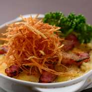 メニュー名に店名が使われている人気メニュー。北海道のポテトの旨味をぎゅっと凝縮している一品です。食感を楽しめるように、細かいイモのフライを乗せているのもポイントです。