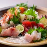 毎日新鮮な道産の海産物を仕入れています。可能な限り北海道で取れたものをその日のうちにお刺身としてお出する新鮮さが売りです。