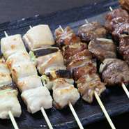 鳥むね、ささみ、モモ、皮、はつ、かしらを特製タレ、特製辛みそ付のしおで。