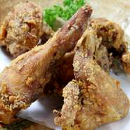 特製和風ダレにつけ込んだ骨付からあげはジューシーさが自慢。