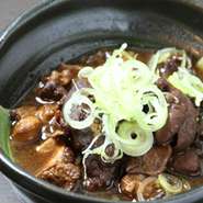 こだわりの味噌で6時間かけて煮込んだもつはくさみもなく、もつが苦手な方にも人気。