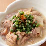 手間暇かけて、数時間煮込んだ牛もつ煮。オリジナルレシピで仕込んだこの味は、他では食べられません。