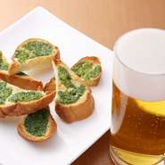 香草を使用して作ったオリジナルガーリックトースト。おでん屋ですが、人気メニューです。