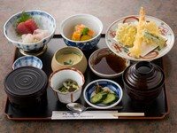 新鮮な刺身と揚げたての天ぷら・煮物・茶碗蒸し・小鉢が付いてお得なランチです。食後のデザート付きです。