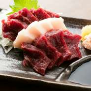 「桜肉」と言われている馬肉の刺身『馬刺し』は、熊本を代表する郷土料理のひとつ。口の中で溶ける脂の旨みがヤミツキになる美味しさです。摂取量の少ない「タテガミ」と言われる脂身を、赤身とともに提供。