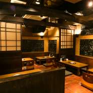 靴を脱ぎ店内に入ると、全席足を降ろしてくつろげる掘りごたつの席へ通されます。料理をゆったりと味わっていただくために、全席掘りごたつ席を採用。『もつ鍋』をほおばりながら、くつろぎの時間が満喫できます。