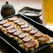 門外不出のレシピでつくられた一口餃子は、パクっと食べた瞬間、肉汁と野菜の旨みが口いっぱいに広がります。しっかりした味わいながらもあっさりと何個でも箸が進むので、一人で3～4人前食べる人もいるとか。
