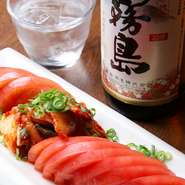 キムチの辛みに、みずみずしいトマトの酸味が良く合います。酒の肴としても人気の高い一品料理。