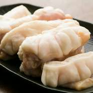 当店の「もつ」は、「宮城県産牛の小腸」を使っています。手間ひまかけて丁寧な下処理を施しているので、臭みがなくプリッとした噛み応えのある食感が楽しめます。